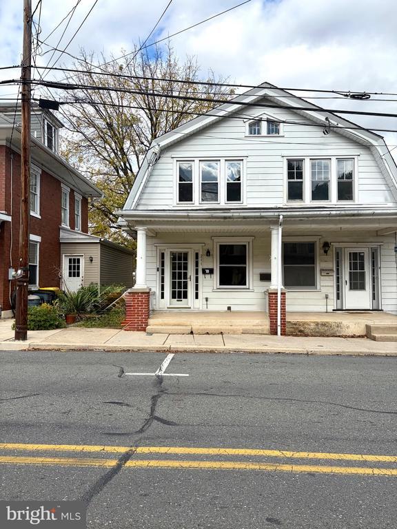 211 E High St, Womelsdorf