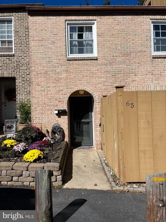 65 Wedge Ln, Reading