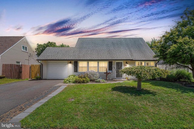 16 Iris Rd, Levittown