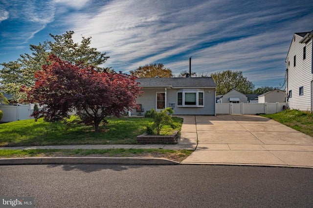 9 Mulberry Ln, Levittown