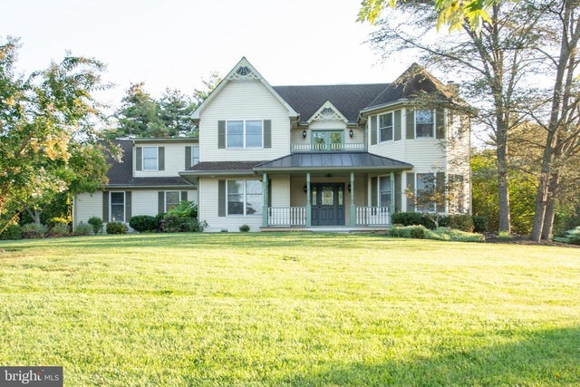 97 Quaker Dr, Newtown