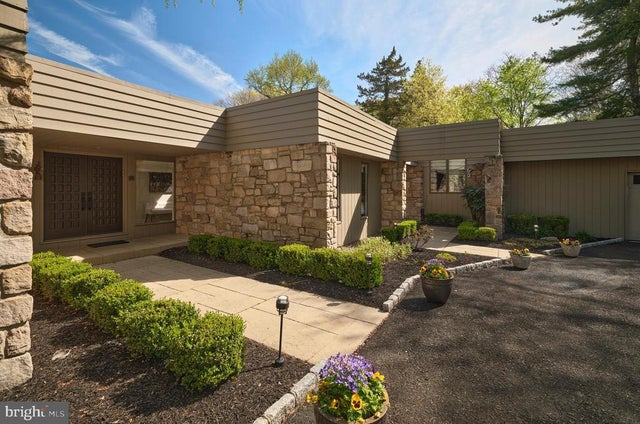 860 Dukes Dr, Yardley