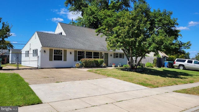 331 Indian Creek Dr, Levittown