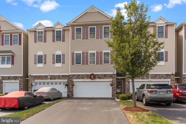 225 Saddlebrook Dr, Bensalem