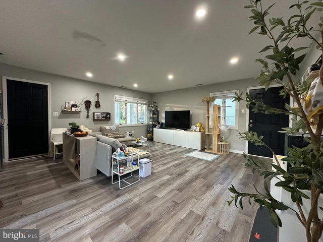 28 Outlook Ln, Levittown