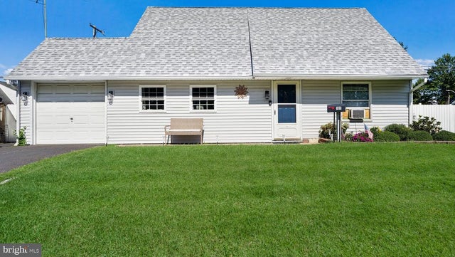 107 Hollow Rd, Levittown