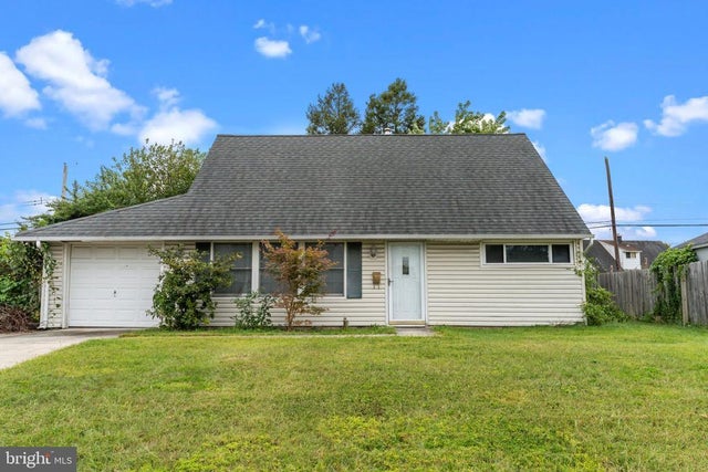 53 Crestwood Rd, Levittown