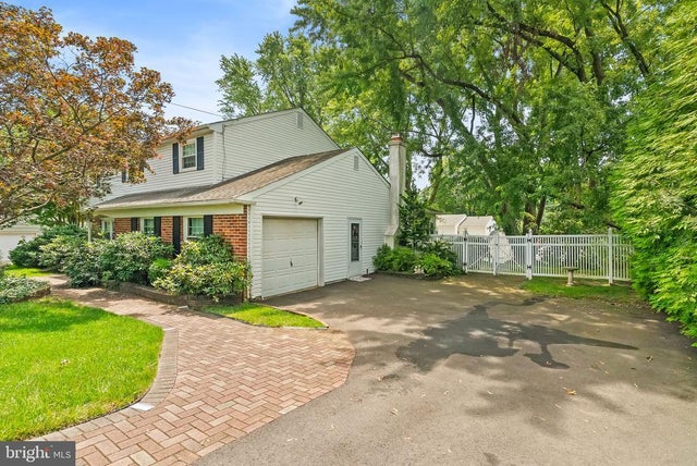 13 Plymouth Ln, Yardley