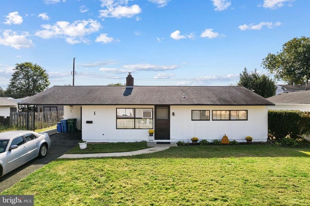 28 Old Pond Rd, Levittown