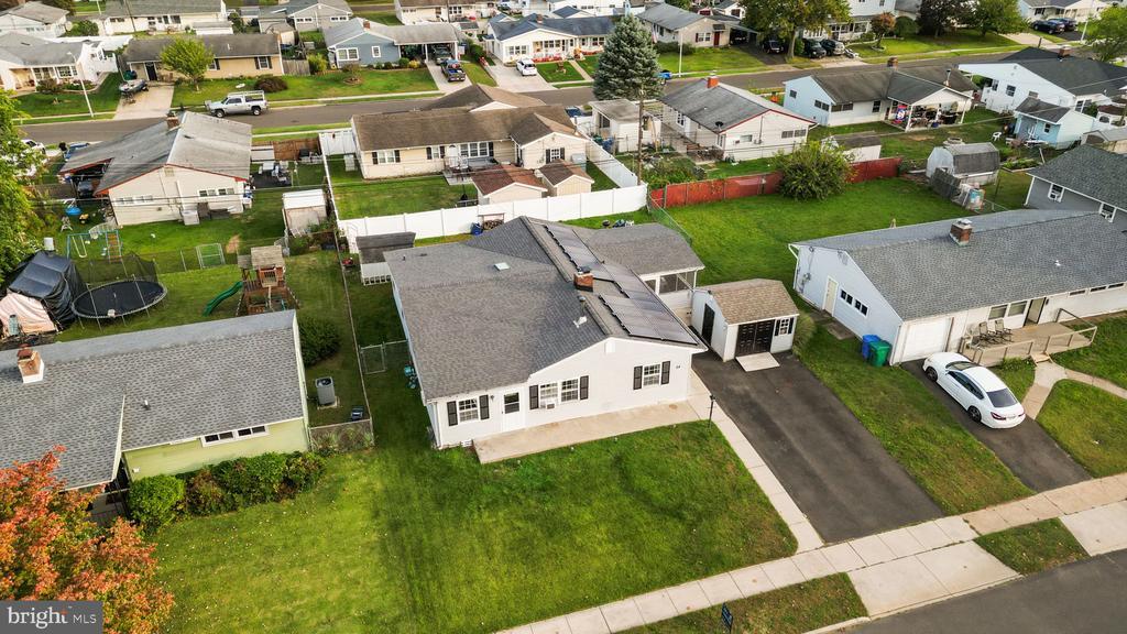 24 Chestnut Ln, LEVITTOWN