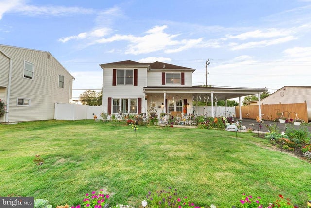 73 Graystone Ln, Levittown