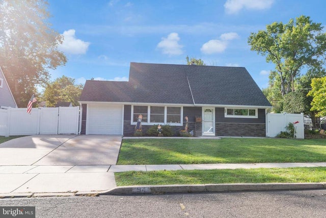 94 Juniper Dr, Levittown