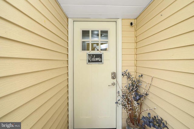 24 Grapevine Rd, Levittown