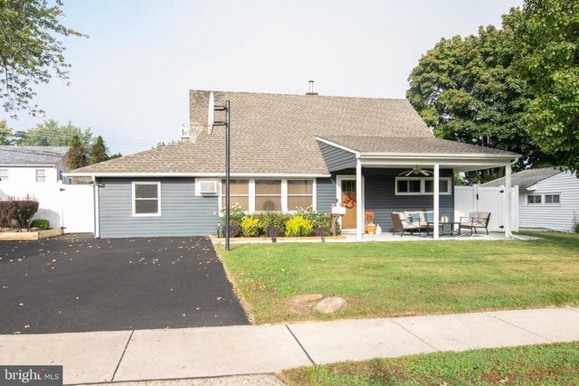 65 Candle Rd, Levittown