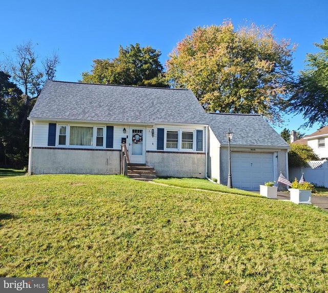 909 Carlin Dr, Southampton