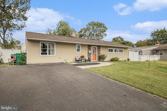 84 Daffodil Ln, Levittown