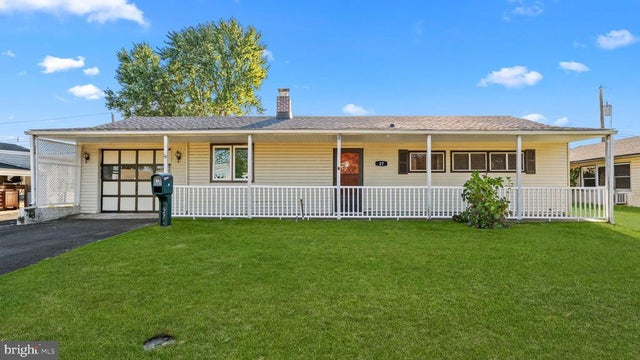 27 Good Ln, Levittown