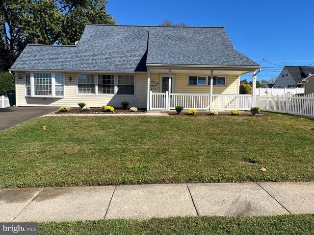46 Quill Rd, Levittown
