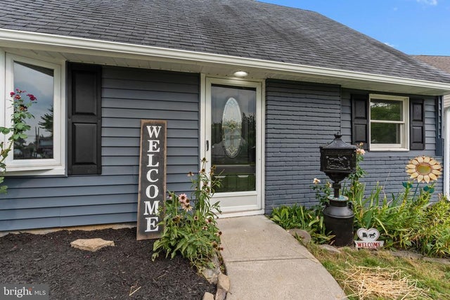 14 Iris Rd, Levittown