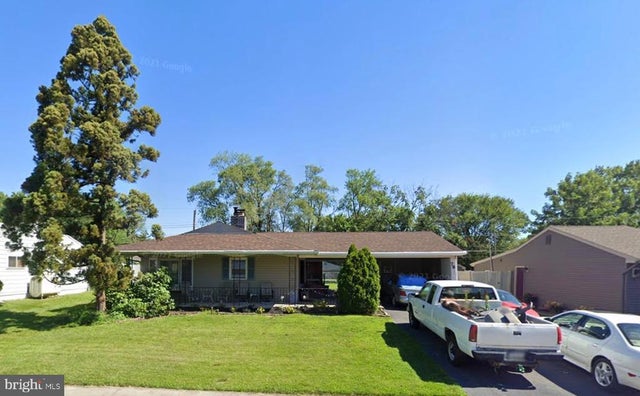 78 Blue Spruce Ln, Levittown