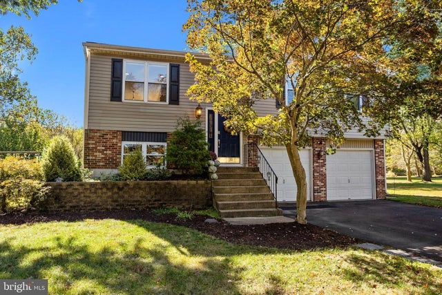 80 Hershey Ct, Newtown