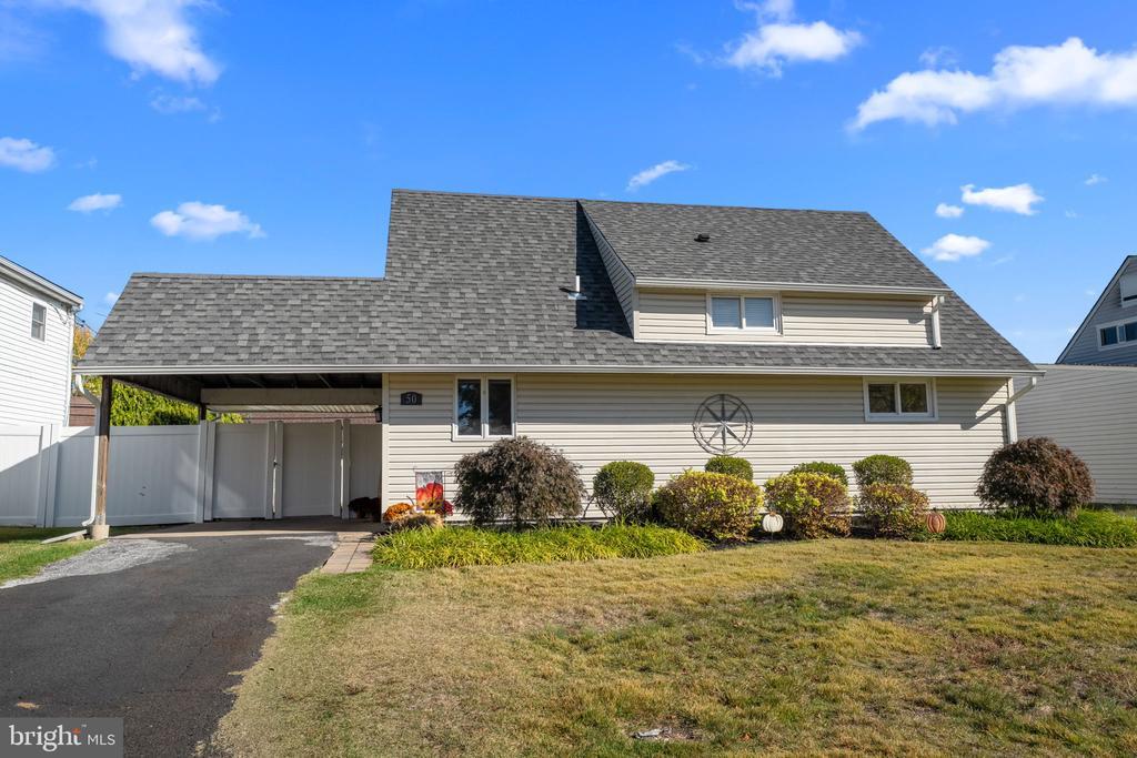 50 Neptune Ln, LEVITTOWN