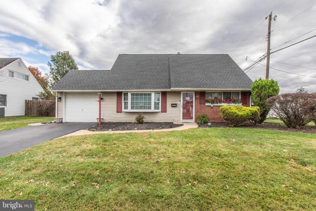 6 Handy Rd, Levittown