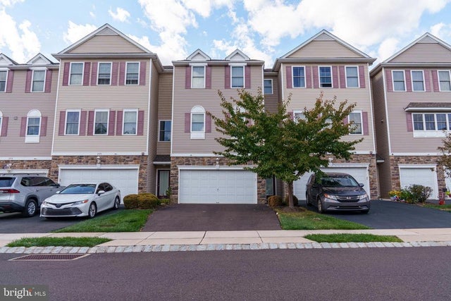 207 Saddlebrook Dr, Bensalem