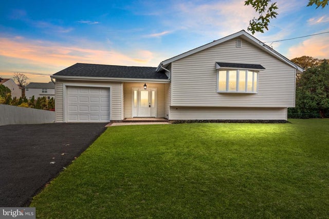 100 E Endfield Rd, Feasterville Trevose