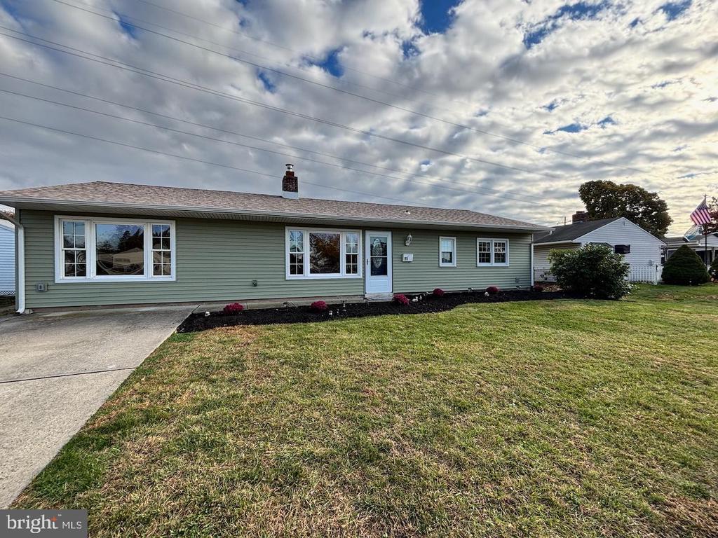 95 Stonybrook Dr #s, LEVITTOWN