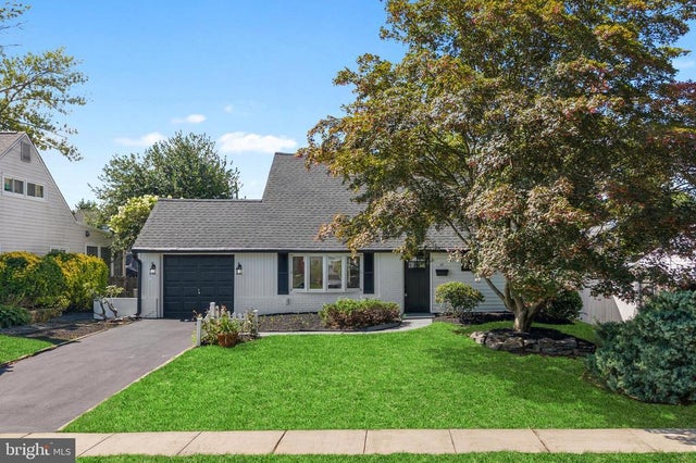 57 Middle Rd, Levittown