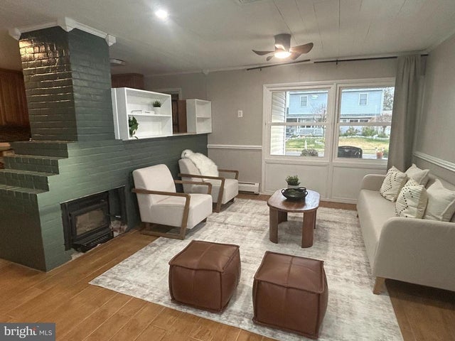 11 Crimson King Ln, Levittown