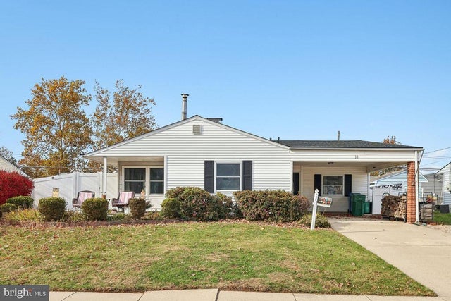 11 Crimson King Ln, Levittown