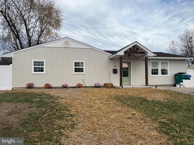 30 Mistletoe Ln, Levittown