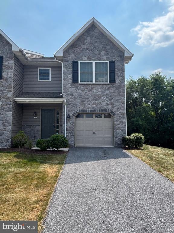 332 Melbourne Ln, Mechanicsburg