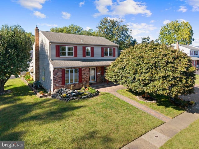 423 Sir Galahad Dr, Brookhaven