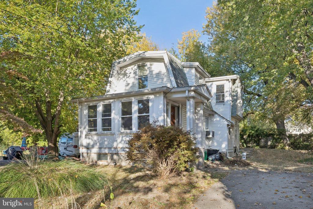 821 Lawnton Ter, GLENOLDEN