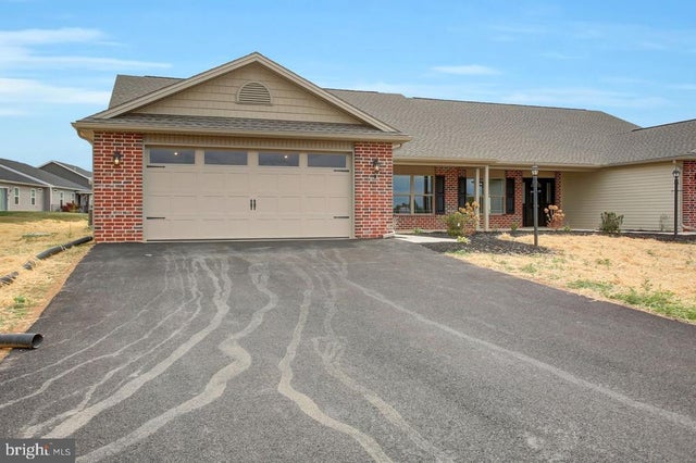 820 Shadyside Dr, Chambersburg