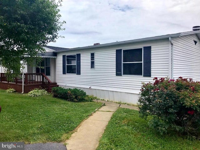 102 Arrowwood Ct, Lancaster