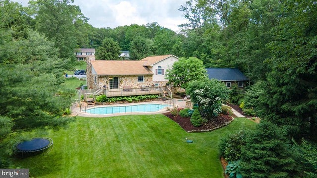 5210 Honeysuckle Ln, New Holland