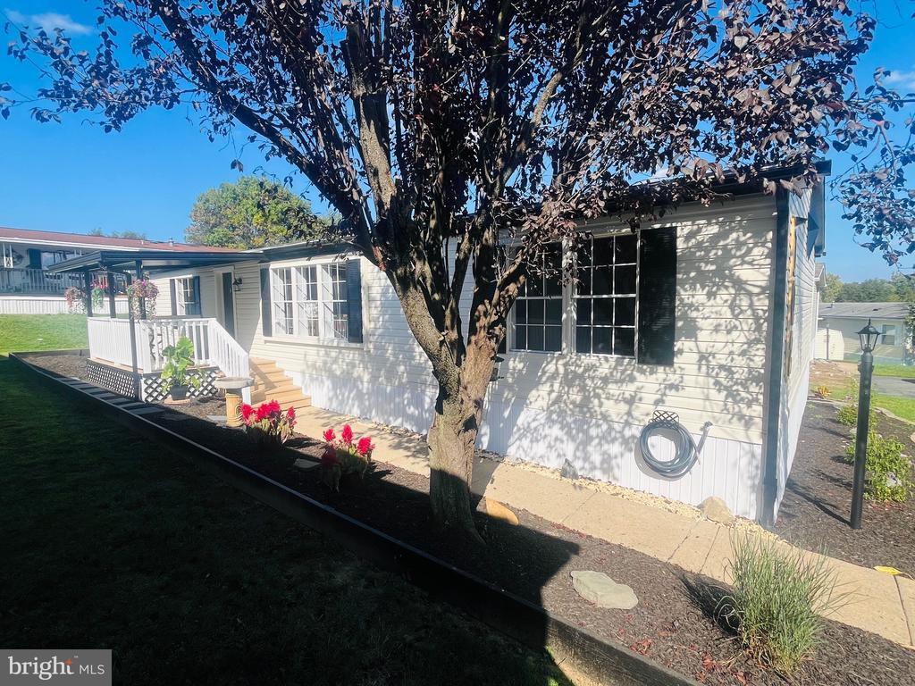 102 Clearfield Ct E, LANCASTER