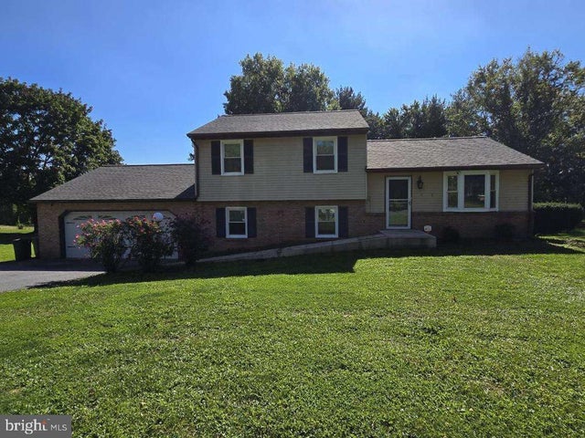 8 Sherri Ln, Lititz
