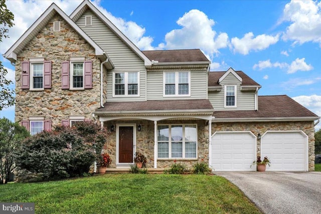 74 Apple Blossom Dr, Lancaster