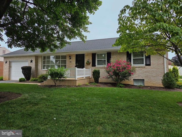 25 Homestead Dr, Lancaster