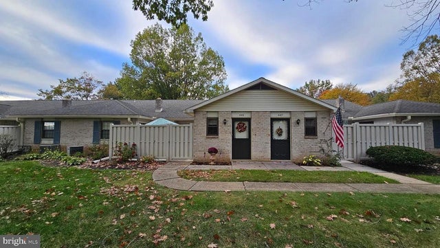 446 Valleybrook Dr, Lancaster