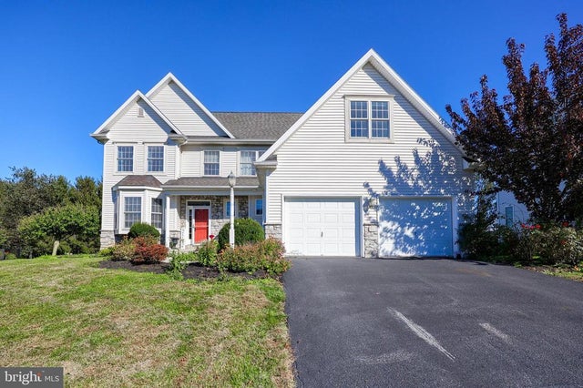 327 Squire Ln, Lititz