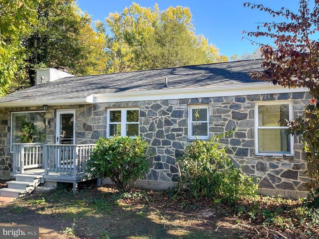 8 Meadowview Ave, LANCASTER