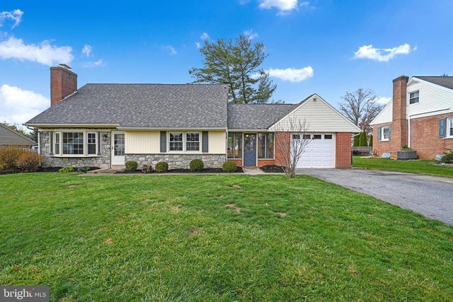 112 Whitney Rd, Lancaster