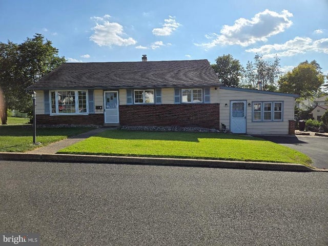 16 Lawnton Rd, Willow Grove