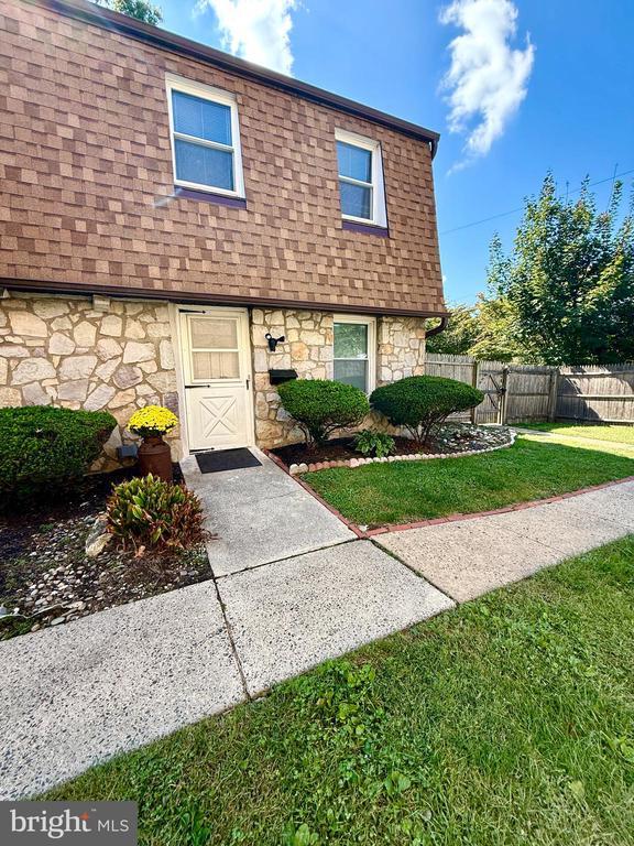 106 Susan Dr #8, Elkins Park